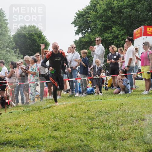 15.06.2025 - 27. Vierlanden-Triathlon KatJ http://msf.ph/oto/8024230 15.06.2025 10:57:34 Schwimmen 707, 722 meine-sportfotos.de