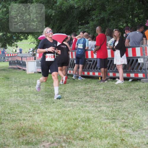 21.06.2025 - 27. Vierlanden-Triathlon KatJ http://msf.ph/oto/8024232 15.06.2025 13:26:25 Ziel 221 meine-sportfotos.de