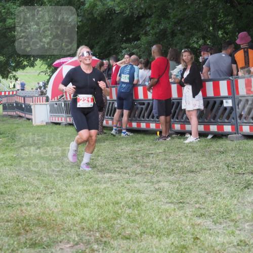 21.06.2025 - 27. Vierlanden-Triathlon KatJ http://msf.ph/oto/8024235 15.06.2025 13:26:25 Ziel 221 meine-sportfotos.de