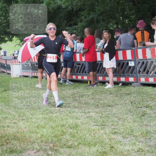 21.06.2025 - 27. Vierlanden-Triathlon KatJ http://msf.ph/oto/8024242 15.06.2025 13:26:25 Ziel 221 meine-sportfotos.de