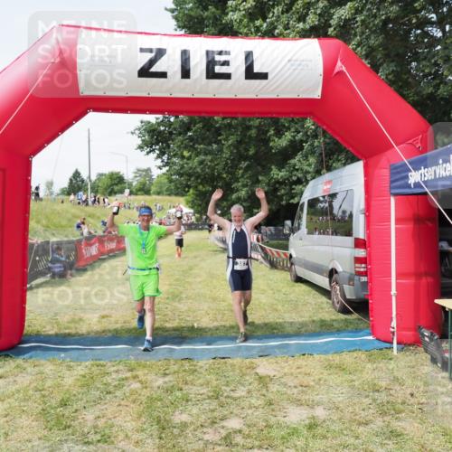 21.06.2025 - 27. Vierlanden-Triathlon MichiJ http://msf.ph/oto/8024243 15.06.2026 11:51:05 Ziel 387 meine-sportfotos.de