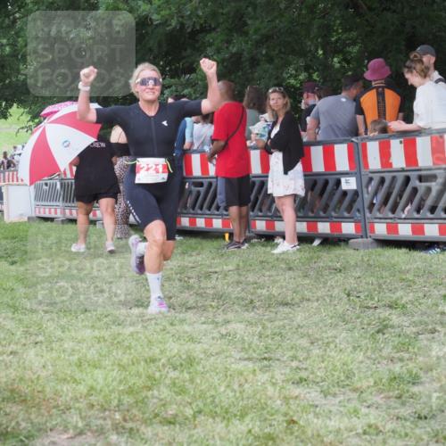 21.06.2025 - 27. Vierlanden-Triathlon KatJ http://msf.ph/oto/8024249 15.06.2025 13:26:25 Ziel 221 meine-sportfotos.de