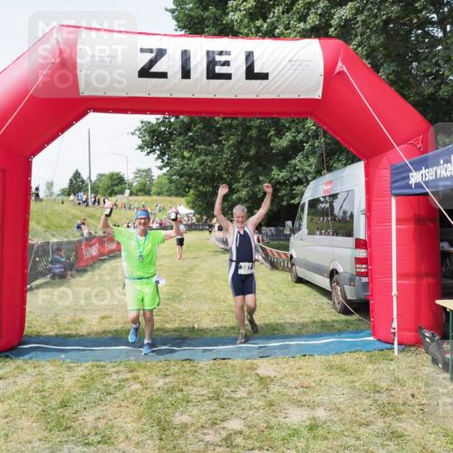 21.06.2025 - 27. Vierlanden-Triathlon MichiJ http://msf.ph/oto/8024250 15.06.2026 11:51:05 Ziel 387 meine-sportfotos.de
