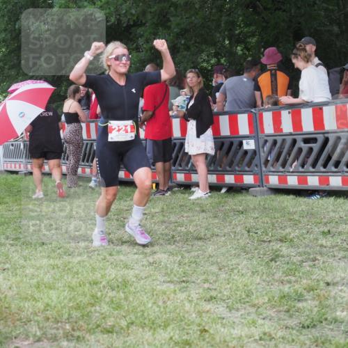 21.06.2025 - 27. Vierlanden-Triathlon KatJ http://msf.ph/oto/8024253 15.06.2025 13:26:26 Ziel 221 meine-sportfotos.de