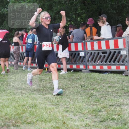 21.06.2025 - 27. Vierlanden-Triathlon KatJ http://msf.ph/oto/8024263 15.06.2025 13:26:26 Ziel 221 meine-sportfotos.de