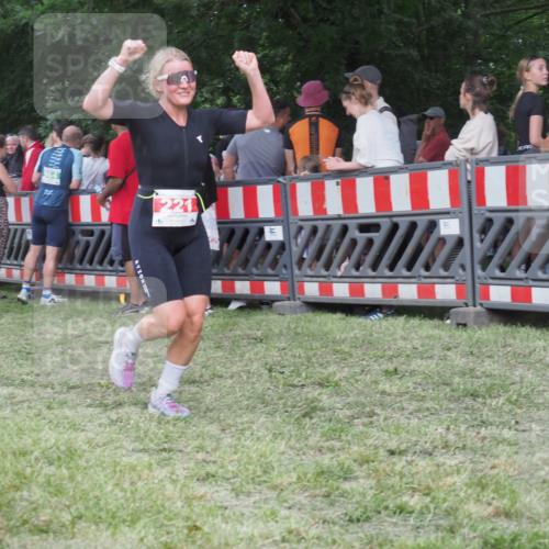21.06.2025 - 27. Vierlanden-Triathlon KatJ http://msf.ph/oto/8024272 15.06.2025 13:26:26 Ziel 221 meine-sportfotos.de