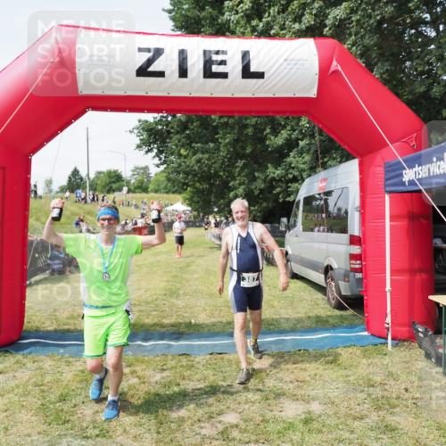 21.06.2025 - 27. Vierlanden-Triathlon MichiJ http://msf.ph/oto/8024277 15.06.2026 11:51:06 Ziel 387 meine-sportfotos.de