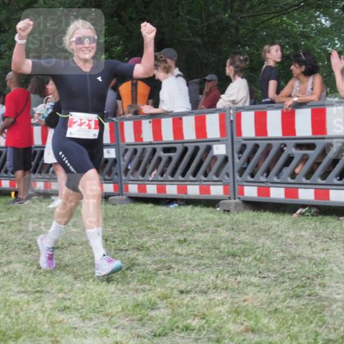 21.06.2025 - 27. Vierlanden-Triathlon KatJ http://msf.ph/oto/8024280 15.06.2025 13:26:26 Ziel 221 meine-sportfotos.de