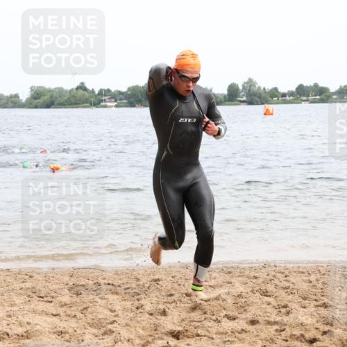 15.06.2025 - 27. Vierlanden-Triathlon Lena Gebhardt http://msf.ph/oto/8024283 15.06.2025 10:55:01 Schwimmen 677, 735, 744, 761 meine-sportfotos.de