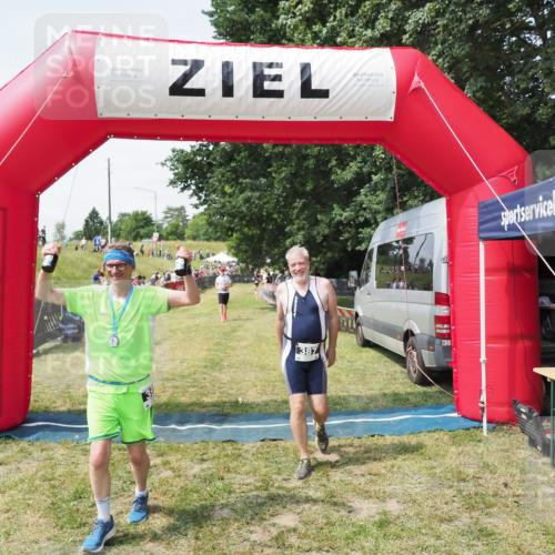 21.06.2025 - 27. Vierlanden-Triathlon MichiJ http://msf.ph/oto/8024284 15.06.2026 11:51:06 Ziel 387 meine-sportfotos.de