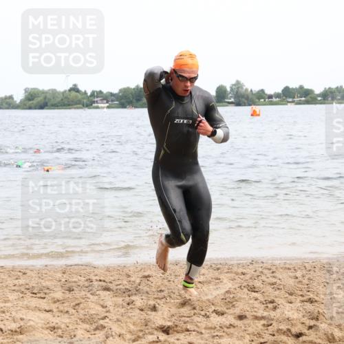 15.06.2025 - 27. Vierlanden-Triathlon Lena Gebhardt http://msf.ph/oto/8024288 15.06.2025 10:55:01 Schwimmen 677, 735, 744, 761 meine-sportfotos.de