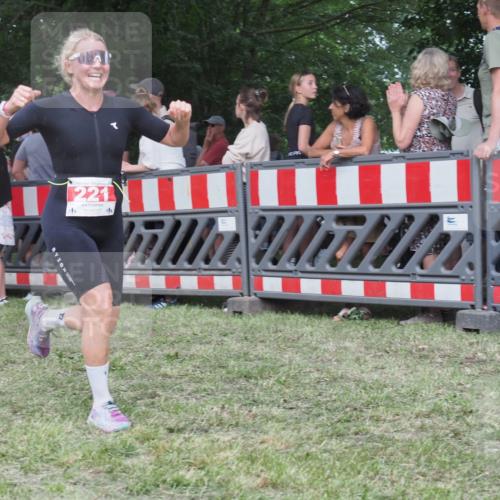 21.06.2025 - 27. Vierlanden-Triathlon KatJ http://msf.ph/oto/8024291 15.06.2025 13:26:26 Ziel 221 meine-sportfotos.de
