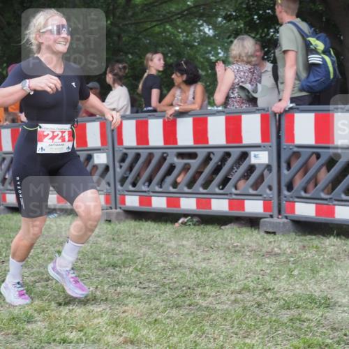 21.06.2025 - 27. Vierlanden-Triathlon KatJ http://msf.ph/oto/8024300 15.06.2025 13:26:26 Ziel 221 meine-sportfotos.de