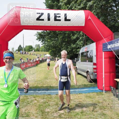 21.06.2025 - 27. Vierlanden-Triathlon MichiJ http://msf.ph/oto/8024302 15.06.2026 11:51:06 Ziel 387 meine-sportfotos.de