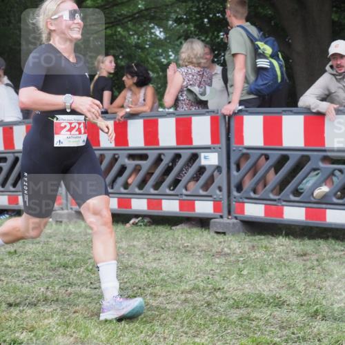 21.06.2025 - 27. Vierlanden-Triathlon KatJ http://msf.ph/oto/8024312 15.06.2025 13:26:26 Ziel 221 meine-sportfotos.de