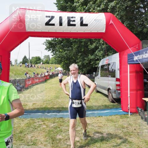 21.06.2025 - 27. Vierlanden-Triathlon MichiJ http://msf.ph/oto/8024316 15.06.2026 11:51:07 Ziel 371, 387 meine-sportfotos.de