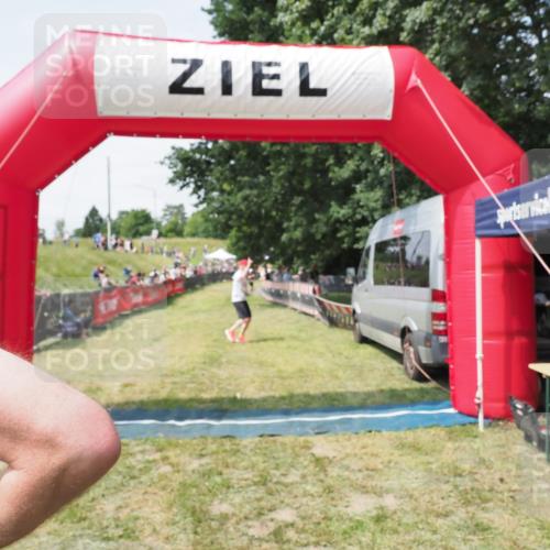 21.06.2025 - 27. Vierlanden-Triathlon MichiJ http://msf.ph/oto/8024321 15.06.2026 11:51:09 Ziel 371, 387 meine-sportfotos.de