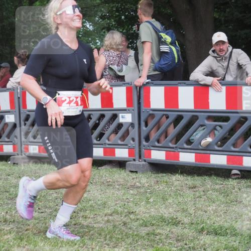 21.06.2025 - 27. Vierlanden-Triathlon KatJ http://msf.ph/oto/8024324 15.06.2025 13:26:26 Ziel 221 meine-sportfotos.de