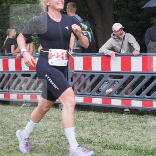 21.06.2025 - 27. Vierlanden-Triathlon KatJ http://msf.ph/oto/8024327 15.06.2025 13:26:27 Ziel 221 meine-sportfotos.de