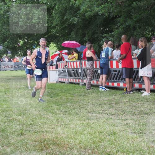 21.06.2025 - 27. Vierlanden-Triathlon KatJ http://msf.ph/oto/8024335 15.06.2025 13:26:37 Ziel 820, 1068 meine-sportfotos.de