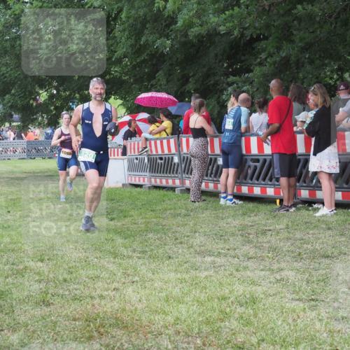 21.06.2025 - 27. Vierlanden-Triathlon KatJ http://msf.ph/oto/8024341 15.06.2025 13:26:37 Ziel 820, 1068 meine-sportfotos.de