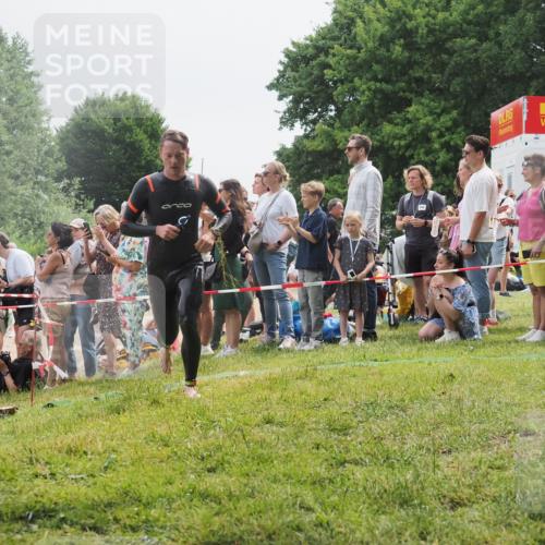 15.06.2025 - 27. Vierlanden-Triathlon KatJ http://msf.ph/oto/8024348 15.06.2025 10:57:41 Schwimmen 707, 722 meine-sportfotos.de