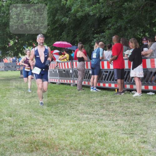 21.06.2025 - 27. Vierlanden-Triathlon KatJ http://msf.ph/oto/8024349 15.06.2025 13:26:38 Ziel 820, 1068 meine-sportfotos.de
