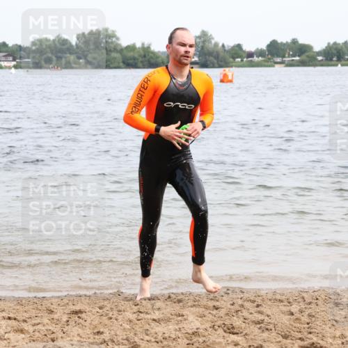 15.06.2025 - 27. Vierlanden-Triathlon Lena Gebhardt http://msf.ph/oto/8024354 15.06.2025 10:55:15 Schwimmen 661, 725, 740 meine-sportfotos.de