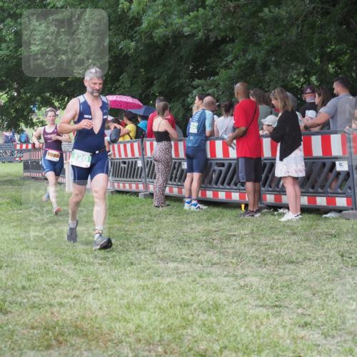 21.06.2025 - 27. Vierlanden-Triathlon KatJ http://msf.ph/oto/8024358 15.06.2025 13:26:38 Ziel 820, 1068 meine-sportfotos.de