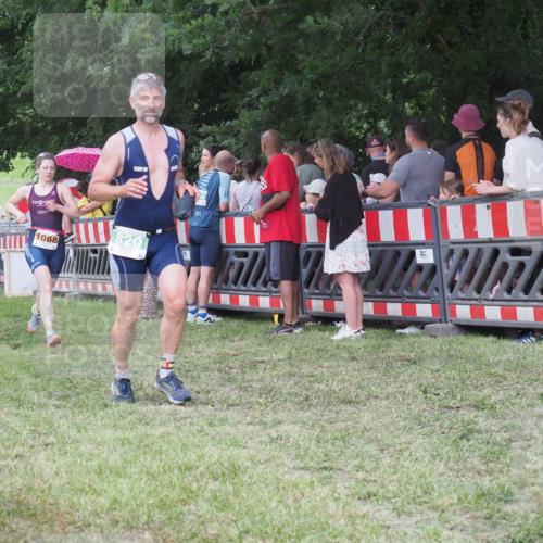 21.06.2025 - 27. Vierlanden-Triathlon KatJ http://msf.ph/oto/8024369 15.06.2025 13:26:39 Ziel 820, 835, 1068 meine-sportfotos.de