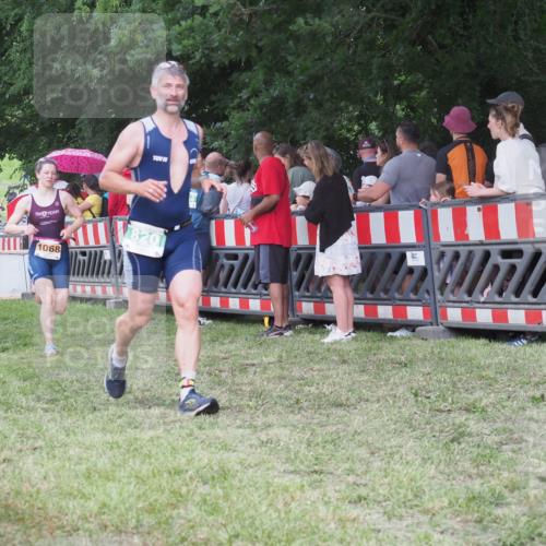 21.06.2025 - 27. Vierlanden-Triathlon KatJ http://msf.ph/oto/8024373 15.06.2025 13:26:39 Ziel 820, 835, 1068 meine-sportfotos.de