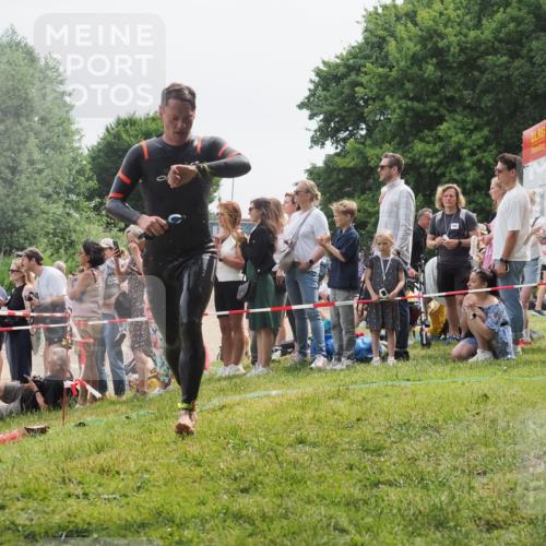 15.06.2025 - 27. Vierlanden-Triathlon KatJ http://msf.ph/oto/8024385 15.06.2025 10:57:41 Schwimmen 707, 722 meine-sportfotos.de