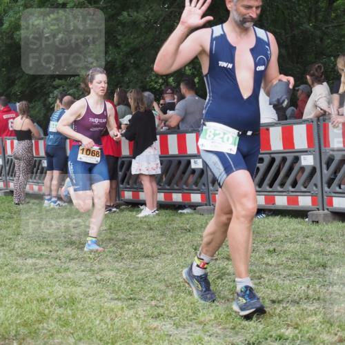 21.06.2025 - 27. Vierlanden-Triathlon KatJ http://msf.ph/oto/8024396 15.06.2025 13:26:40 Ziel 820, 835, 1068 meine-sportfotos.de