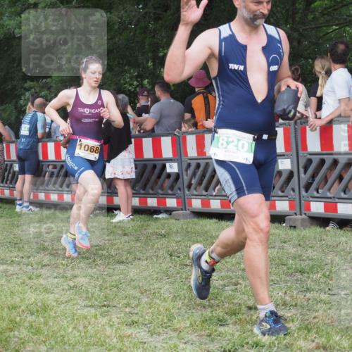 21.06.2025 - 27. Vierlanden-Triathlon KatJ http://msf.ph/oto/8024403 15.06.2025 13:26:40 Ziel 820, 835, 1068 meine-sportfotos.de