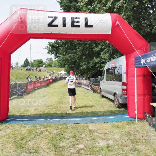 21.06.2025 - 27. Vierlanden-Triathlon MichiJ http://msf.ph/oto/8024407 15.06.2026 11:51:11 Ziel 371, 387 meine-sportfotos.de