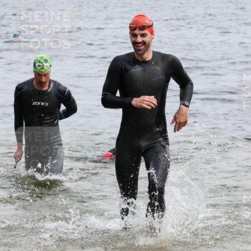 15.06.2025 - 27. Vierlanden-Triathlon Lena Gebhardt http://msf.ph/oto/8024408 15.06.2025 10:55:24 Schwimmen 639, 656, 661, 725, 740 meine-sportfotos.de