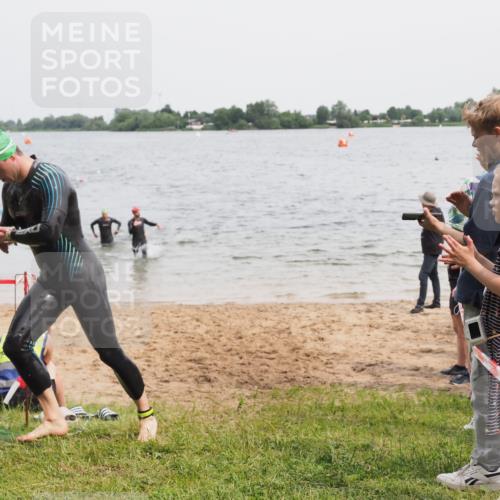 21.06.2025 - 27. Vierlanden-Triathlon MichiJ http://msf.ph/oto/8024409 15.06.2026 10:55:22 Schwimmen 661, 725, 740 meine-sportfotos.de