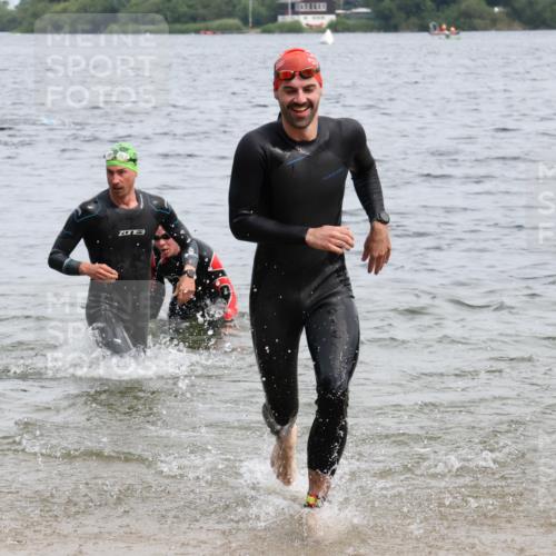 15.06.2025 - 27. Vierlanden-Triathlon Lena Gebhardt http://msf.ph/oto/8024412 15.06.2025 10:55:24 Schwimmen 639, 656, 661, 725, 740 meine-sportfotos.de