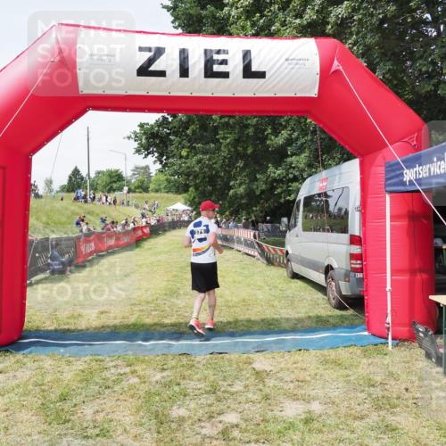 21.06.2025 - 27. Vierlanden-Triathlon MichiJ http://msf.ph/oto/8024440 15.06.2026 11:51:11 Ziel 371, 387 meine-sportfotos.de
