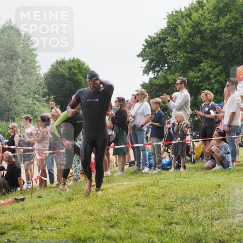 15.06.2025 - 27. Vierlanden-Triathlon KatJ http://msf.ph/oto/8024443 15.06.2025 10:57:51 Schwimmen 686, 738, 774 meine-sportfotos.de