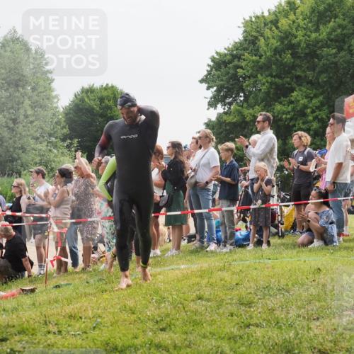 15.06.2025 - 27. Vierlanden-Triathlon KatJ http://msf.ph/oto/8024450 15.06.2025 10:57:51 Schwimmen 686, 738, 774 meine-sportfotos.de