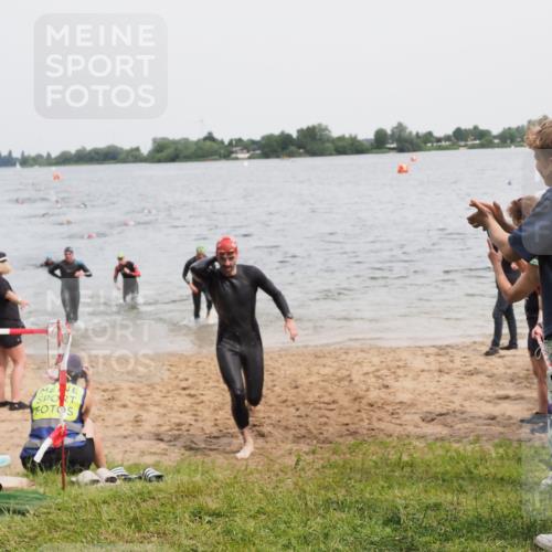 21.06.2025 - 27. Vierlanden-Triathlon MichiJ http://msf.ph/oto/8024464 15.06.2026 10:55:27 Schwimmen 639, 656, 661, 740 meine-sportfotos.de