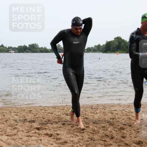 15.06.2025 - 27. Vierlanden-Triathlon Lena Gebhardt http://msf.ph/oto/8024492 15.06.2025 10:55:31 Schwimmen 639, 656, 712, 736, 740 meine-sportfotos.de