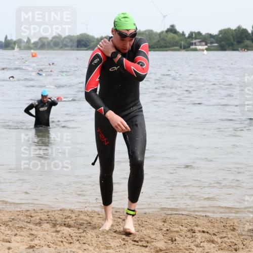 15.06.2025 - 27. Vierlanden-Triathlon Lena Gebhardt http://msf.ph/oto/8024505 15.06.2025 10:55:34 Schwimmen 639, 656, 712, 736, 740 meine-sportfotos.de