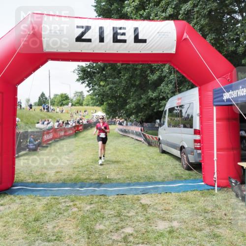 21.06.2025 - 27. Vierlanden-Triathlon MichiJ http://msf.ph/oto/8024506 15.06.2026 11:52:30 Ziel 556 meine-sportfotos.de