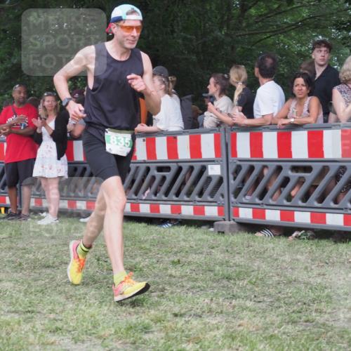 21.06.2025 - 27. Vierlanden-Triathlon KatJ http://msf.ph/oto/8024508 15.06.2025 13:26:49 Ziel 835 meine-sportfotos.de
