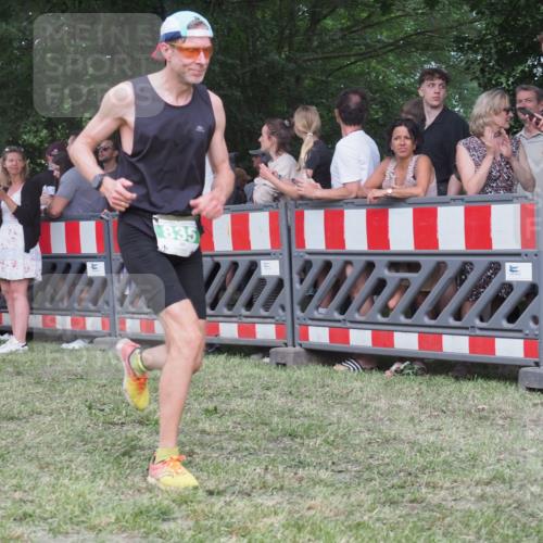21.06.2025 - 27. Vierlanden-Triathlon KatJ http://msf.ph/oto/8024514 15.06.2025 13:26:49 Ziel 835 meine-sportfotos.de