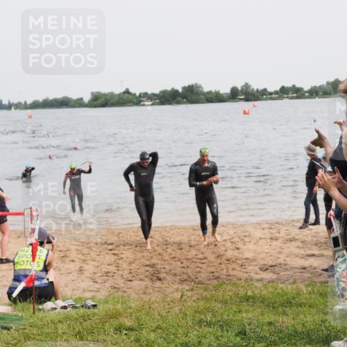 21.06.2025 - 27. Vierlanden-Triathlon MichiJ http://msf.ph/oto/8024518 15.06.2026 10:55:31 Schwimmen 639, 656, 736, 740 meine-sportfotos.de