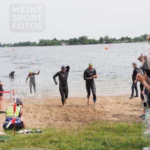 21.06.2025 - 27. Vierlanden-Triathlon MichiJ http://msf.ph/oto/8024524 15.06.2026 10:55:31 Schwimmen 639, 656, 736, 740 meine-sportfotos.de