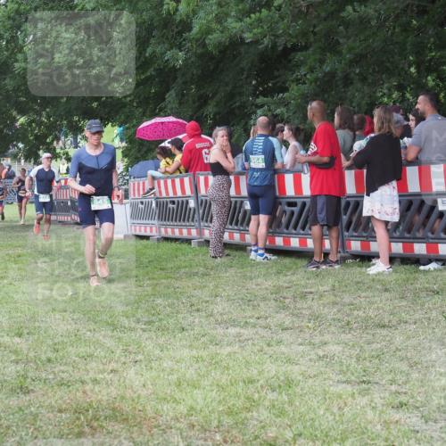 21.06.2025 - 27. Vierlanden-Triathlon KatJ http://msf.ph/oto/8024528 15.06.2025 13:26:57 Ziel 829, 1049, 1051, 1052 meine-sportfotos.de